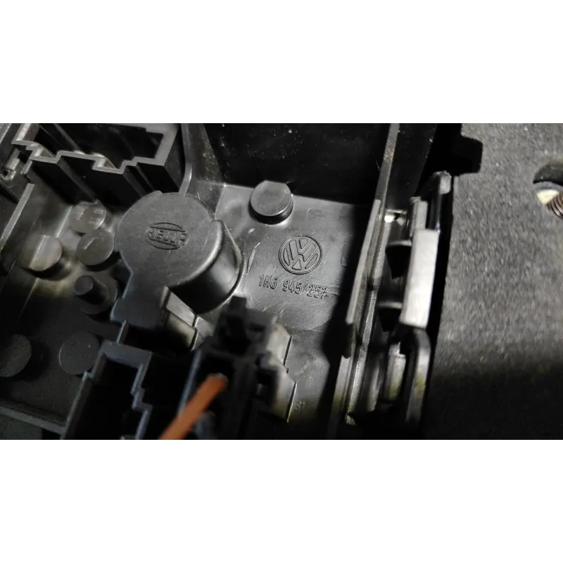 FANALE POST. SX. VOLKSWAGEN GOLF (1H) (11/91-12/98) 1.4 (40KW) BER. 5P/B/1391CC