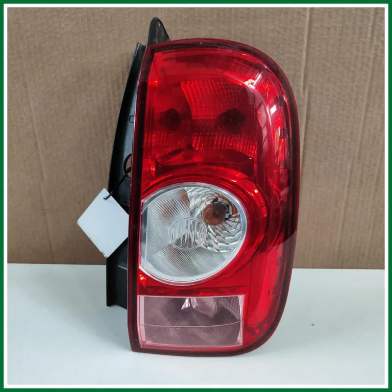 FANALE POSTERIORE DX DACIA DUSTER 2013 ATTACCHI INTEGRI CON PORTALAMPADA