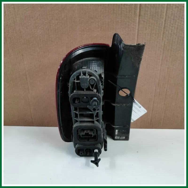 FANALE POSTERIORE DX DACIA DUSTER 2013 ATTACCHI INTEGRI CON PORTALAMPADA