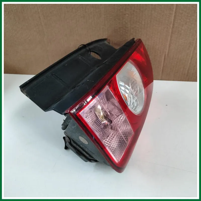 FANALE POSTERIORE DX DACIA DUSTER 2013 ATTACCHI INTEGRI CON PORTALAMPADA