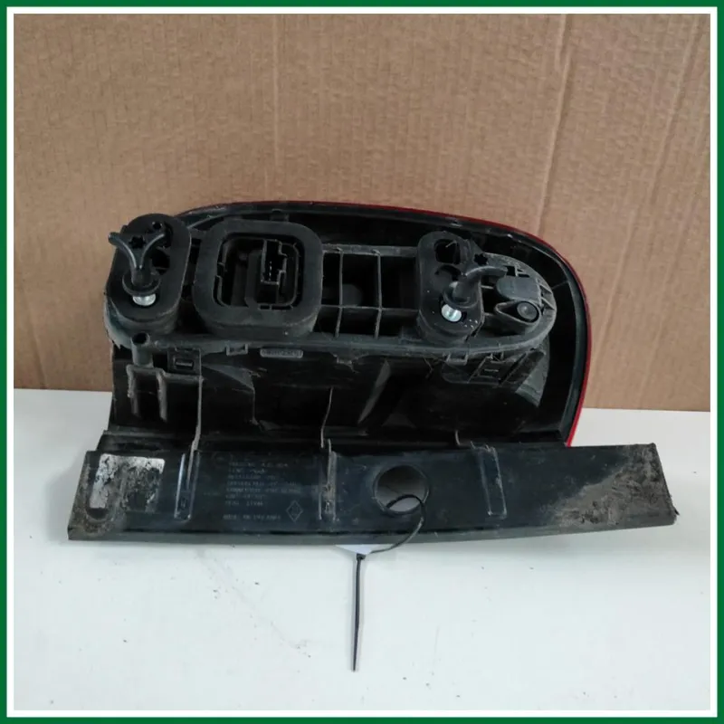 FANALE POSTERIORE DX DACIA DUSTER 2013 ATTACCHI INTEGRI CON PORTALAMPADA