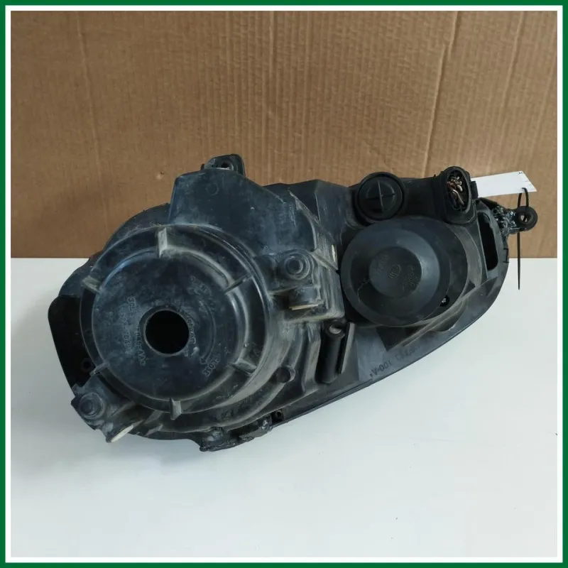 FANALE ANTERIORE DESTRO GOLF 5 ANNO 2004 VER 1.9 DIESEL 77KW (ALCUNI ATTACCHI ROTTI VEDERE FOTO)