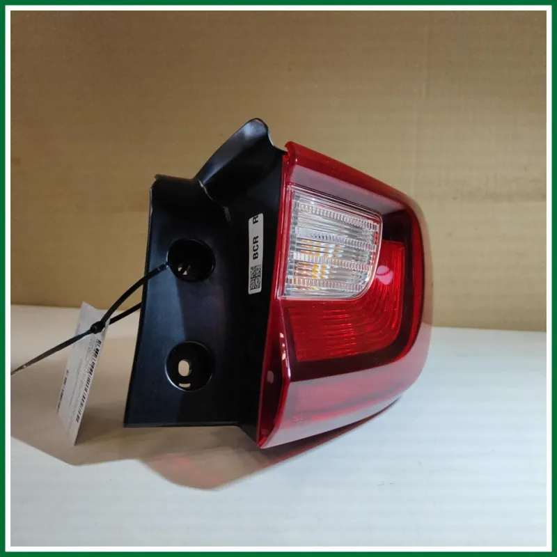 FANALE POST EST.DX. KIA STONIC 2024 VERS 1.0 74KW COD MOT. G3LF HYBRID C/PORTALAMPADA ALCUNI LIEVI SEGNI