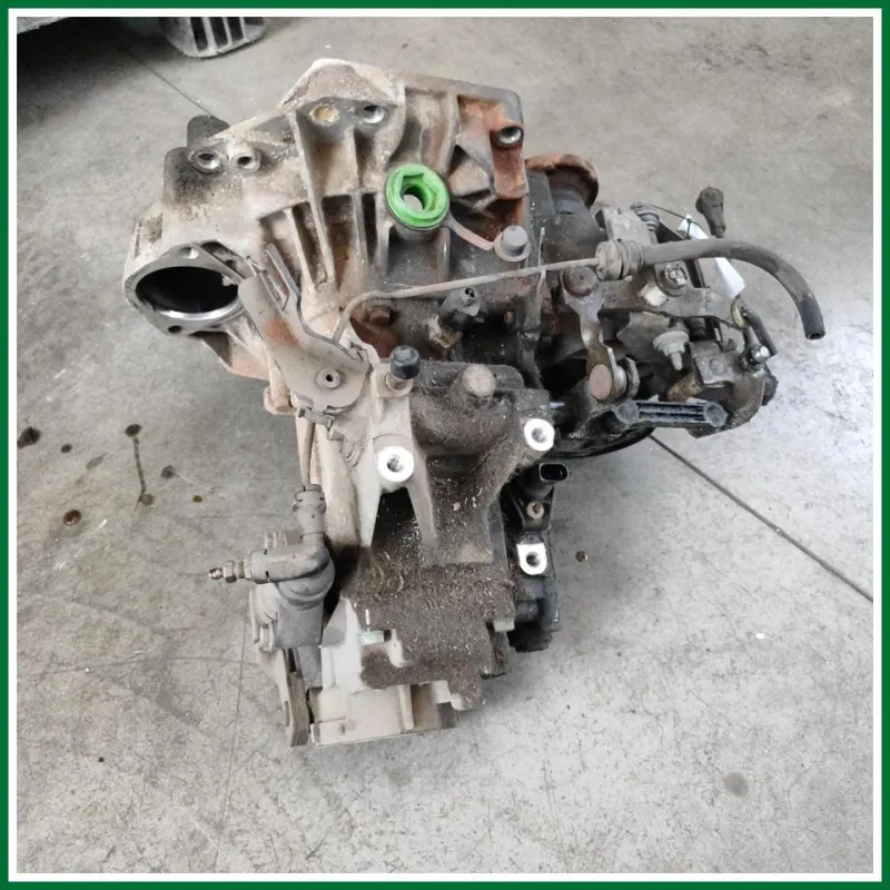 cambio manuale a 5 rapporti da golf 4 anno 2002 motore 1.6 benz. 77kw codice AZD 152.000 km